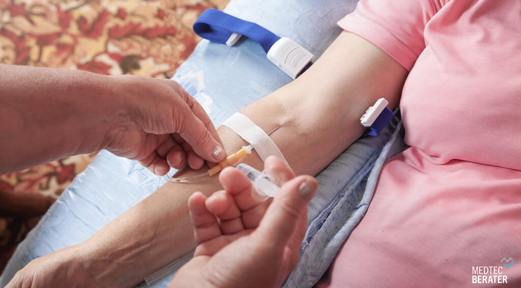 Patient erhält eine Infusion in die rechte Armbeuge